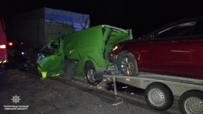 Новое смертельное ДТП с участием микроавтобуса и грузовика произошло ночью в Одесской области