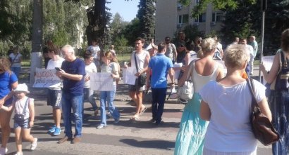 Жители Черёмушек сегодня перекрывали дорогу на улице Генерала Петрова и требовали отремонтировать межквартальный проезд (фото)
