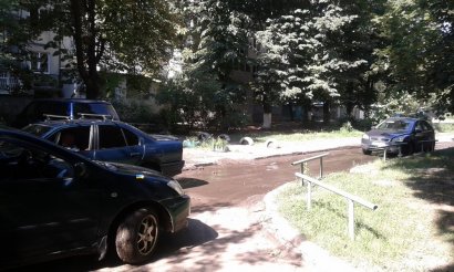 Жители Черёмушек сегодня перекрывали дорогу на улице Генерала Петрова и требовали отремонтировать межквартальный проезд (фото)