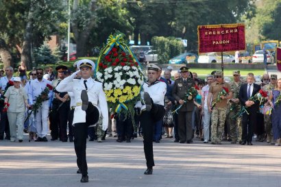Одесситы возложили цветы к памятнику Неизвестному матросу