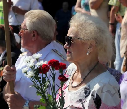 Одесситы возложили цветы к памятнику Неизвестному матросу