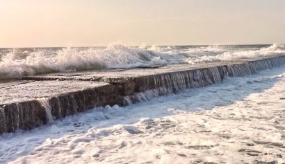 Сегодня в Одессе на море наблюдаются большие волны, из-за чего едва не утонули семь человек