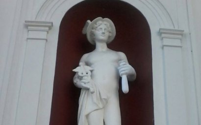 Отбитый скульптурный фрагмент статуи Меркурия на фасаде мэрии Одессы восстановили коммунальщики