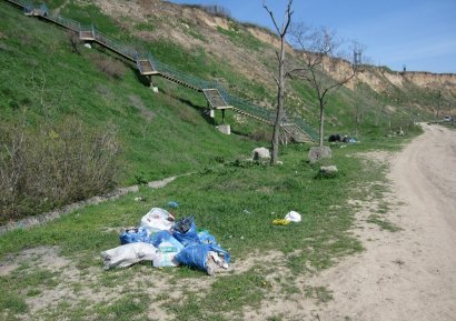 Склоны в районе Фонтана превращаются в свалку мусора