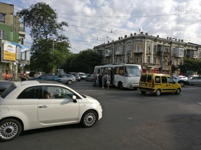 В Одессе из-за неработающего светофора на Прохоровской, в ДТП попал автобус маршрутного такси