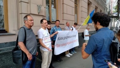 У Верховной рады Украины проходит пикет в защиту прав украинской мовы