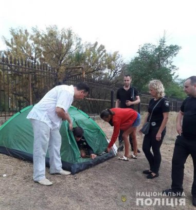 Детей, которые жили на одесском пляже, отправили в детское учреждение