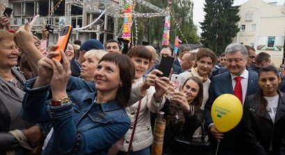 Президент совместил празднование Дня города в Житомире и своей "янтарной" свадьбы ВИДЕО 