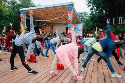 В Зелёном театре новый рекорд Украины: четыре сотни детей в возрасте от 6 до 12 лет занимались йогой