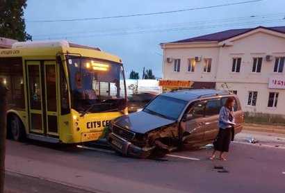 Машину после столкновения отбросило на троллейбус