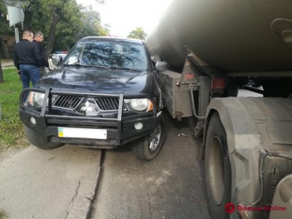 В Одессе в районе Ивановского моста столкнулись внедорожник и бензовоз