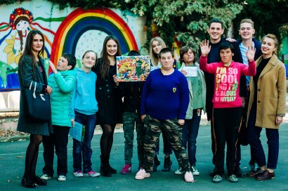 Студенты Одесской Юракадемии передали гуманитарную помощь и подарки воспитанницам дома-интерната на Макаренко, 20