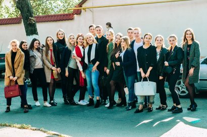 Студенты Одесской Юракадемии передали гуманитарную помощь и подарки воспитанницам дома-интерната на Макаренко, 20