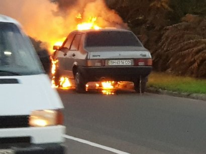 На въезде в Черноморск на ходу загорелся автомобиль