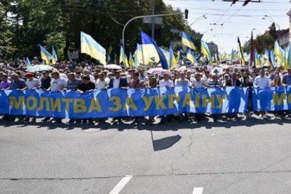 Чиновники, используя служебное положение, свозят людей на молебен в Киев 14 октября