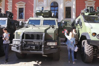 На Думской площади в Одессе проходит выставка военной техники.