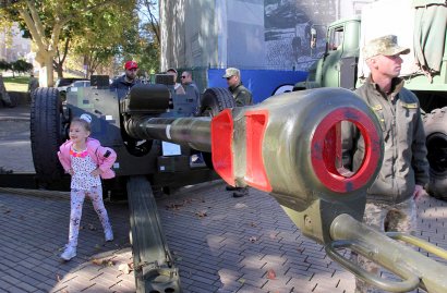 На Думской площади в Одессе проходит выставка военной техники.