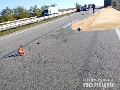 В Одесской области на трассе Киев-Одесса легковушка врезалась в КамАЗ