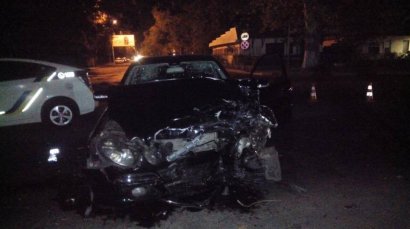 Пьяный водитель на «Mercedes» протаранил автомобиль полицейских