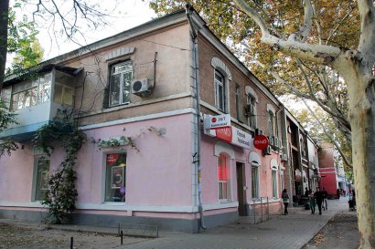 Историческое здание бывших Каховских казарм на проспекте Шевченко