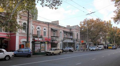 Историческое здание бывших Каховских казарм на проспекте Шевченко