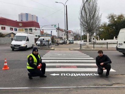 В Одессе на пешеходных переходах появились предупреждающие надписи
