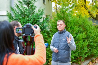 Студенты Одесской Юракадемии высадили хвойную аллею возле спортивного комплекса вуза