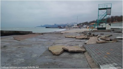 Во время шторма море сорвало и выкинуло бетонные плиты на Ланжероне