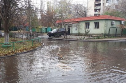 Жители Таирова снова сидят без воды из-за аварии на водопроводе: улицу Королева затапливает