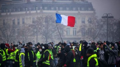 Париж готовится отменить повышение цен на топливо в связи с протестами