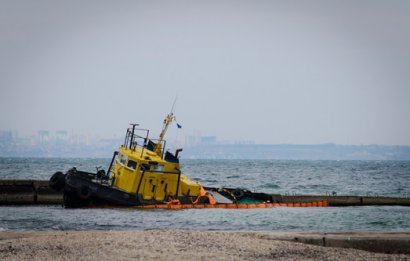 В Одессе на пляже уже больше двух недель валяется брошенный буксир