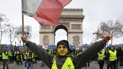Столкновения "желтых жилетов" и полиции во Франции: фото