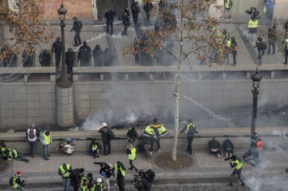 Столкновения "желтых жилетов" и полиции во Франции: фото