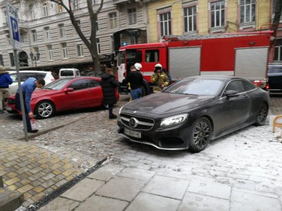 В элитный Mercedes на Дерибасовской кинули коктейль Молотова 