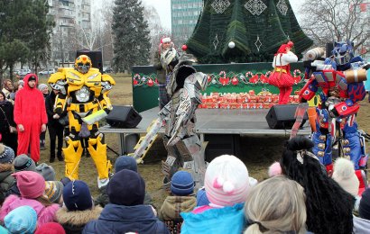 И в Малиновском районе Одессы зажлись огни новогодней елки