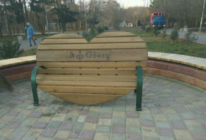В парке Победы в Одессе установили скамейку-сердце