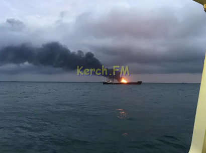 В Керченском проливе после взрыва загорелись два судна