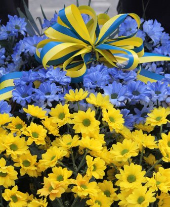 Сегодня в Одессе состоялось торжественное возложение цветов к памятнику Тарасу Шевченко по случаю Дня Соборности Украины.