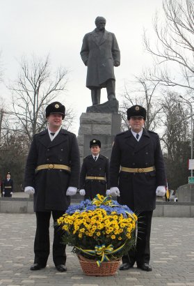 Сегодня в Одессе состоялось торжественное возложение цветов к памятнику Тарасу Шевченко по случаю Дня Соборности Украины.