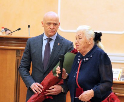 На сессии Одесского горсовета отметили бабушку освобожденного моряка Елену Вирановскую и увеличили выплаты ветеранам