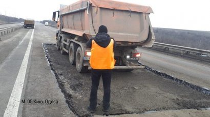 На трех трассах Одесского региона проводится ремонт 