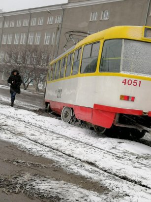 Из-за непогоды в Одессе трамвай сошел с рельсов