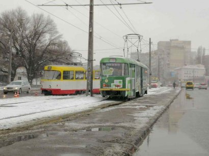 Из-за непогоды в Одессе трамвай сошел с рельсов