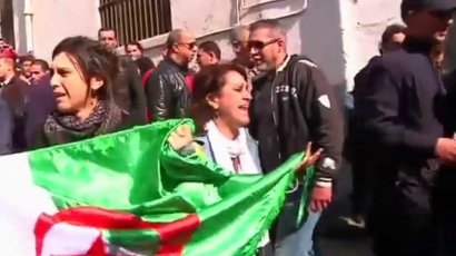 Алжирцы вышли на протест против президента в Париже