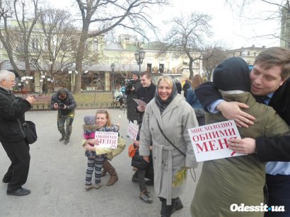 В Горсаду волонтеры устроили День обнимашек