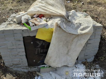 В Харькове забросали мусором памятник воинам УПА