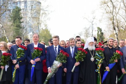 В День освобождения города одесситы возложили цветы к памятнику Неизвестному матросу и  стеле Крылья Победы