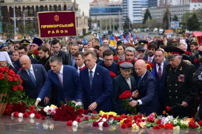 В День освобождения города одесситы возложили цветы к памятнику Неизвестному матросу и  стеле Крылья Победы