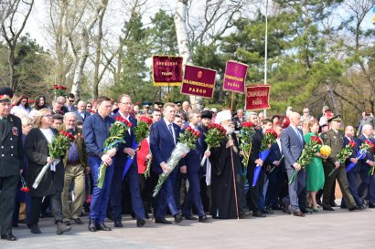 В День освобождения города одесситы возложили цветы к памятнику Неизвестному матросу и  стеле Крылья Победы