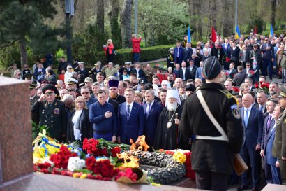 В День освобождения города одесситы возложили цветы к памятнику Неизвестному матросу и  стеле Крылья Победы